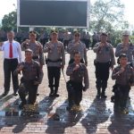 Kapolres Tapsel, AKBP Yasir Ahmadi, dan Pju, foto bersama usai melakukan tradisi penyiraman air bunga sebagai wujud syukur kepada personel yang naik pangkat serta Bintara Remaja