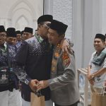 Kapolres Tapsel, AKBP Yasir Ahmadi, saat melepas para Calhaj menuju Asrama Haji Medan untuk selanjutnya menunaikan rukun Islam ke-5 ke Tanah Suci