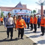 Kapolres Tapsel, AKBP Yasir Ahmadi, saat melakukan cek pasukan saat menjadi Inspektur Upacara Apel kesiapsiagaan penanggulangan bencana 2024
