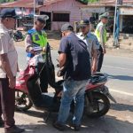 Personel Sat Lantas Polres Tapsel dan lainnya saat memberikan himbauan dan teguran lisan kepada pengendara roda dua yang pajak kenderaan bermotornya habis