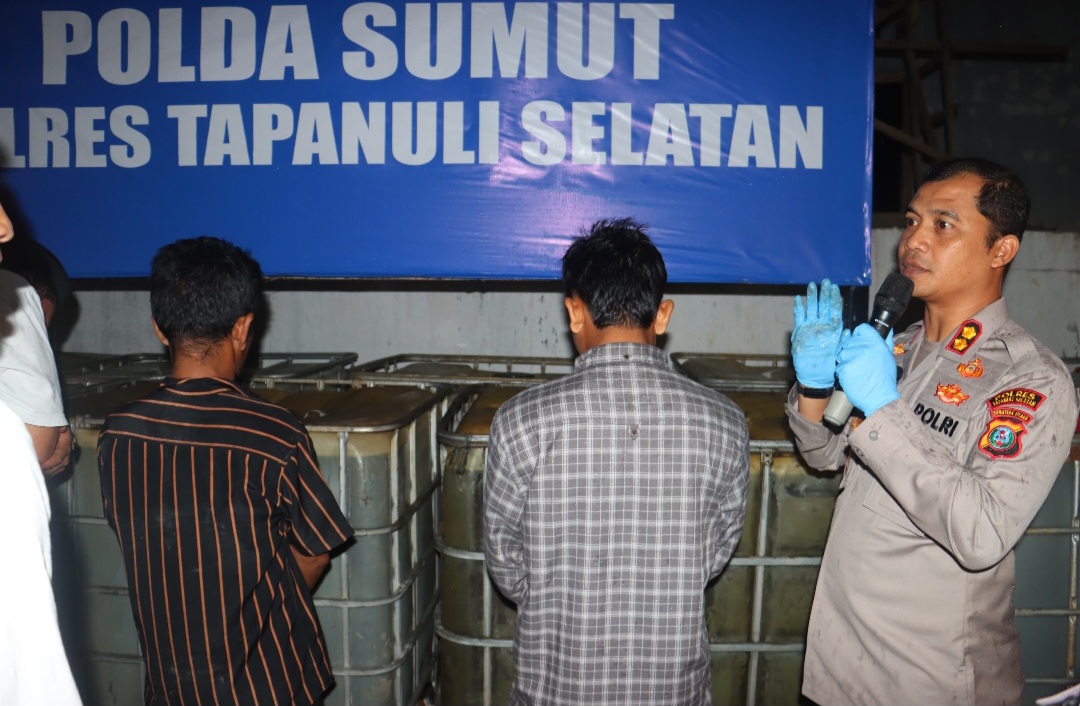 Kapolres Tapsel, AKBP Yasir Ahmadi, saat memaparkan kronologis peggrebekan Gudang BBM solar subsidi ilegal
