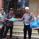 Kasat Lantas Polres Tapsel, AKP Danil Saragih, berbagi nasi kotak dengan jamaah Masjid Babur Rahmat Angkola Timur di sela program Jumat Berkah