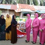 Ketua Bhayangkari Cabang Tapsel, Ny Meylinda Yasir Ahmadi, beserta Pengurus, saat menyerahkan paket Bansos ke perwakilan penghuni Panti Jompo secara simbolis