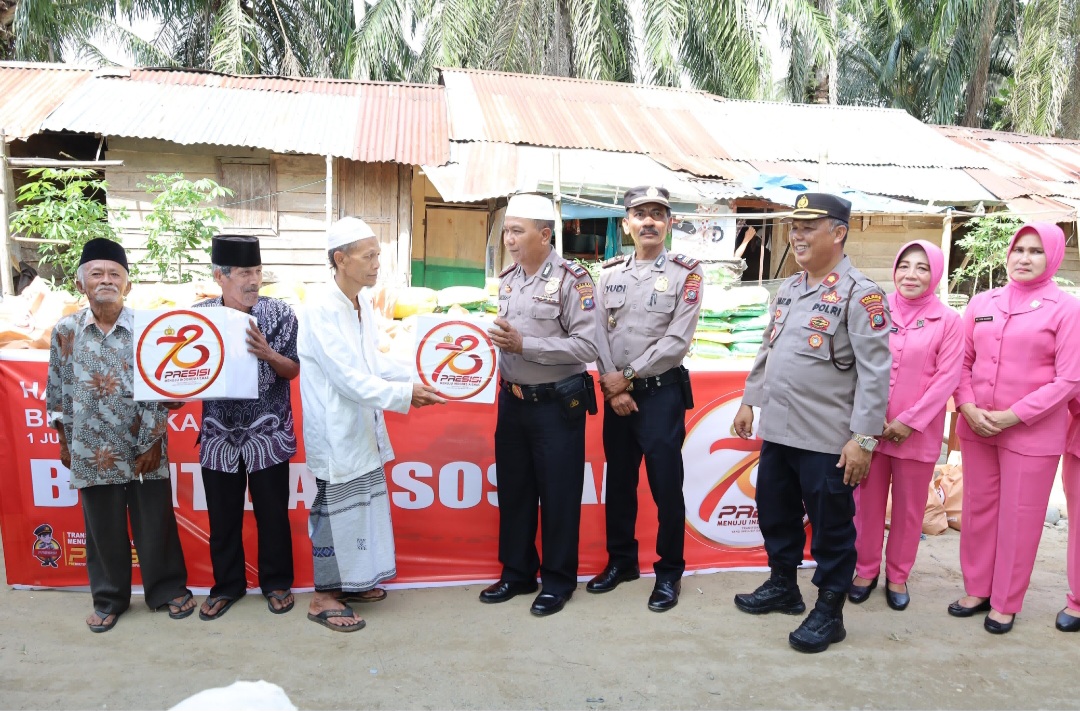Kapolsek Padang Bolak, AKP Harun Manurung, bersama Kapolsek Dolok, AKP Eka Wahyudi, dan Kasat Binmas Polres Tapsel, Kompol Daulat MZ Harahap, saat menyerahkan paket Bansos secara simbolis ke perwakilan penghuni Panti Jompo