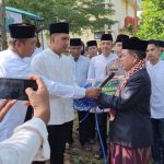 Kapolres Ogan Komering Ulu, AKBP Imam Zamroni, menyerahkan hewan Kurban secara simbolis ke Tokoh Agama setempat untuk disembelih dan didistribusikan ke masyarakat