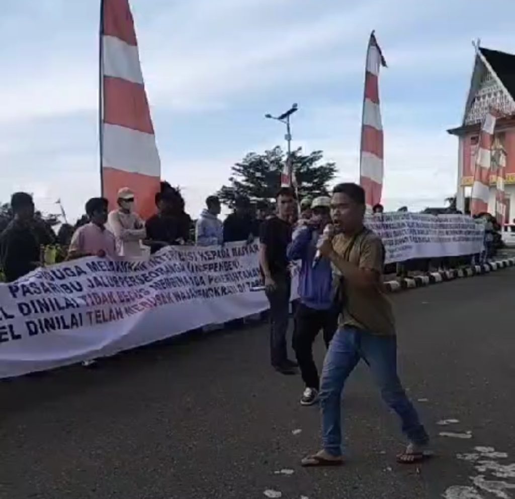 Diduga Berkas Dukungan Bacabup Perseorangan Palsu, AMPB Demo ke Kantor Bupati Tapsel dan KPU