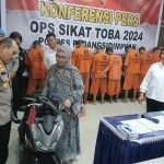 Kapolres Padangsidimpuan, AKBP Dudung Setyawan, didampingi Kasat Reskrim, AKP Maria Marpaung, saat mengembalikan sepeda motor ke korban pencurian