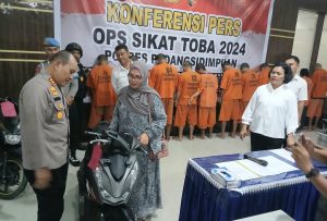 Korban Pencurian Tak Kuasa Tahan Tangis saat AKBP Dudung Kembalikan Sepeda Motornya