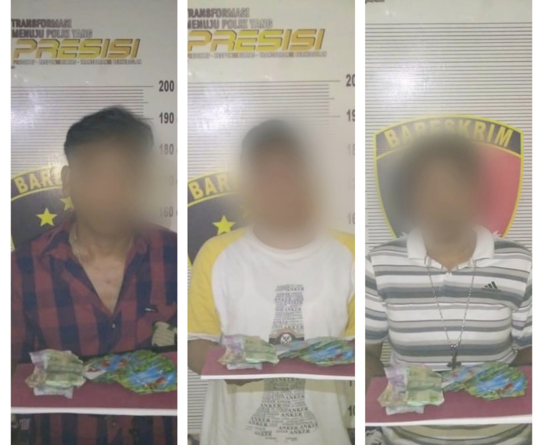 Ketiga tersangka menunjukkan barang bukti usai ditangkap Polisi dari Polsek Batang Angkola