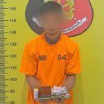 Oknum Bendahara Desa berinisial, YS, saat menunjukkan barang bukti perjudian tebak angka jenis KIM usai tertangkap Tim Unit Reskrim Polsek Padang Bolak