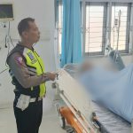 Personel Sat Lantas Polres Tapsel saat mengecek kondisi salah satu korban laga kambing maut antar sepeda motor yang terjadi di Desa Sibadoar, Kecamatan Sipirok