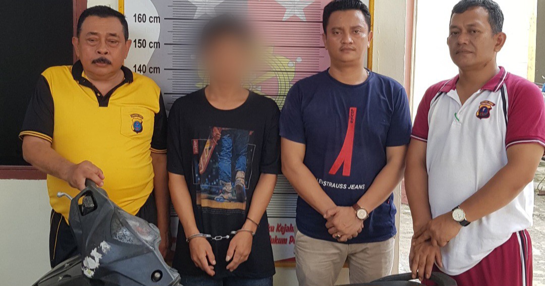 AS berikut barang bukti sepeda motor hasil penggelapan saat diamankan langsung Kapolsek Batang Toru, Iptu RN Tarigan, bersama personelnya