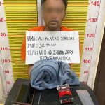 Terduga pengedar sabu berinisial, AAS, menunjukkan barang bukti beberapa paket sabu usai ditangkap personel Sat Resnarkoba Polres Tapsel