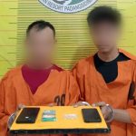 Oknum ASN, SMB dan tenaga honorer, AL, menunjukkan barang bukti usai ditangkap Tim Opsnal Sat Resnarkoba Polres Padangsidimpuan