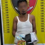 MZ menunjukkan barang bukti usai diamankan Tim Opsnal Sat Reskrim Polres Tapsel