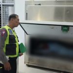 Petugas dari Sat Lantas Polres Tapsel saat mengecek kondisi kernet yang menjadi korban usai tertabrak mobil yang menarik Colt Diesel yang ia tumpangi saat hendak menanjak di tanjakan Batu Jomba