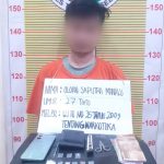 OSM menunjukkan barang bukti sabu usai diamankan personel Sat Resnarkoba Polres Tapsel