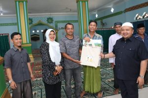Bupati Tapsel Serahkan Bantuan dan Zakat Mal Ke BKM Babussalam, Al-Amal dan Al-Ikhlash