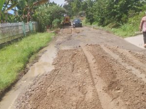 Berkat Bupati Tapsel, Warga Arse Bangun Jalan Provinsi Yang Rusak Parah Menahun