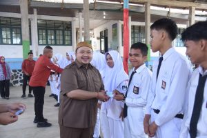 Bupati Tapsel Fasiltasi Pembuatan e-KTP Bagi Siswa SMAN se-Tapsel