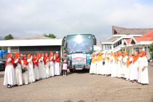 Bupati Tapsel Berangkatkan Jamaah BKMT Ikuti Halal Bi Halal Ke Medan
