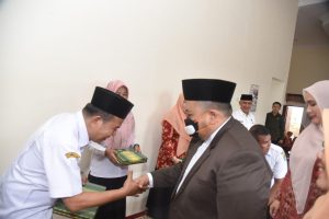 Tradisi Angkola, Bupati Dolly Beri Indahan Upa-Upa ke Calhaj Setdakab Tapsel
