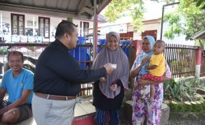 Pagi-pagi Anak Pargarutan Tersenyum Dapat Susu Gratis Dari Bupati Tapsel