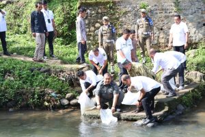 Bupati Tapsel Tabur Ribuan Benih Ikan di Angkola Selatan