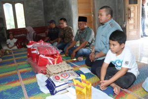 Bupati Tapsel Santuni 2 Keluarga Korban Kebakaran di Desa Huta Holbung