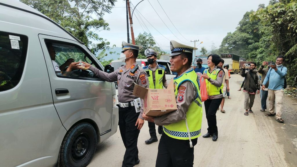 Polres Tapsel Sapa dan Bagikan Ratusan Sarapan ke Pengendara yang Terjebak Macet di Batu Jomba