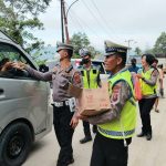 Direkam para Youtuber, Kasat Lantas Polres Tapsel, AKP Danil Saragih, kedapatan tengah menunjukkan aksi humanis dengan menyapa dan bagikan ratusan nasi kotak ke pengendara yang terjebak macet di jalan ekstrem Batu Jomba, Desa Luat Lombang, Kecamatan Sipirok