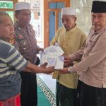 Kapolsek Padang Bolak, AKP Harun Manurung, secara simbolis membagikan Al Quran kepada Takmir Masjdi Al Falah Desa Saba Sitahul-tahul