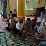 Sejumlah warga yang menyampaikan aspirasi ke personel Polsek SD Hole di Masjid Syukur saat program Jumat Curhat