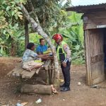 Aksi humanis personel Sat Lantas Polres Tapsel saat menyambangi salah satu Rumah warga Pra Sejahtera guna membagikan nasi kotak untuk makan siang gratis, hingga menuai decak kagum netizen