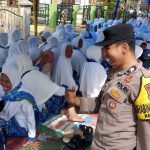 Bhabinkamtibmas Polsek Sipirok, Briptu R Siregar, saat menyapa ratusan jamaah BKMT Kecamatan Arse, Kabupaten Tapsel, yang sedang mengikuti pengajian