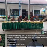 Waka Polsek Batang Toru, Iptu Taufik Manullang, dan Bhabinkamtibmas saat sosialisasi bahaya narkoba ke siswa baru di SMAN 1 Angkola Barat di MPLS