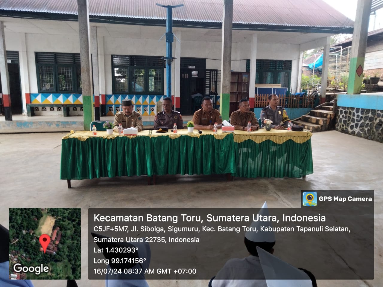 Waka Polsek Batang Toru, Iptu Taufik Manullang, dan Bhabinkamtibmas saat sosialisasi bahaya narkoba ke siswa baru di SMAN 1 Angkola Barat di MPLS