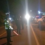 Petugas dari Sat Lantas Polres Tapsel saat melakukan cek dan olah TKP terkait insiden tertabraknya pelajar berusia 7 tahun saat hendak menyeberang