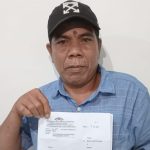 Mara Uten Tanjung, selaku pelapor dugaan pemalsuan surat bukti dukungan terhadap Bapaslon Bupati dan Wakil Bupati Tapsel jalur perseorangan, Dolly Putra Parlindungan Pasaribu-Ahmad Buchori, saat menunjukkan SP2HP laporannya dari Poldasu