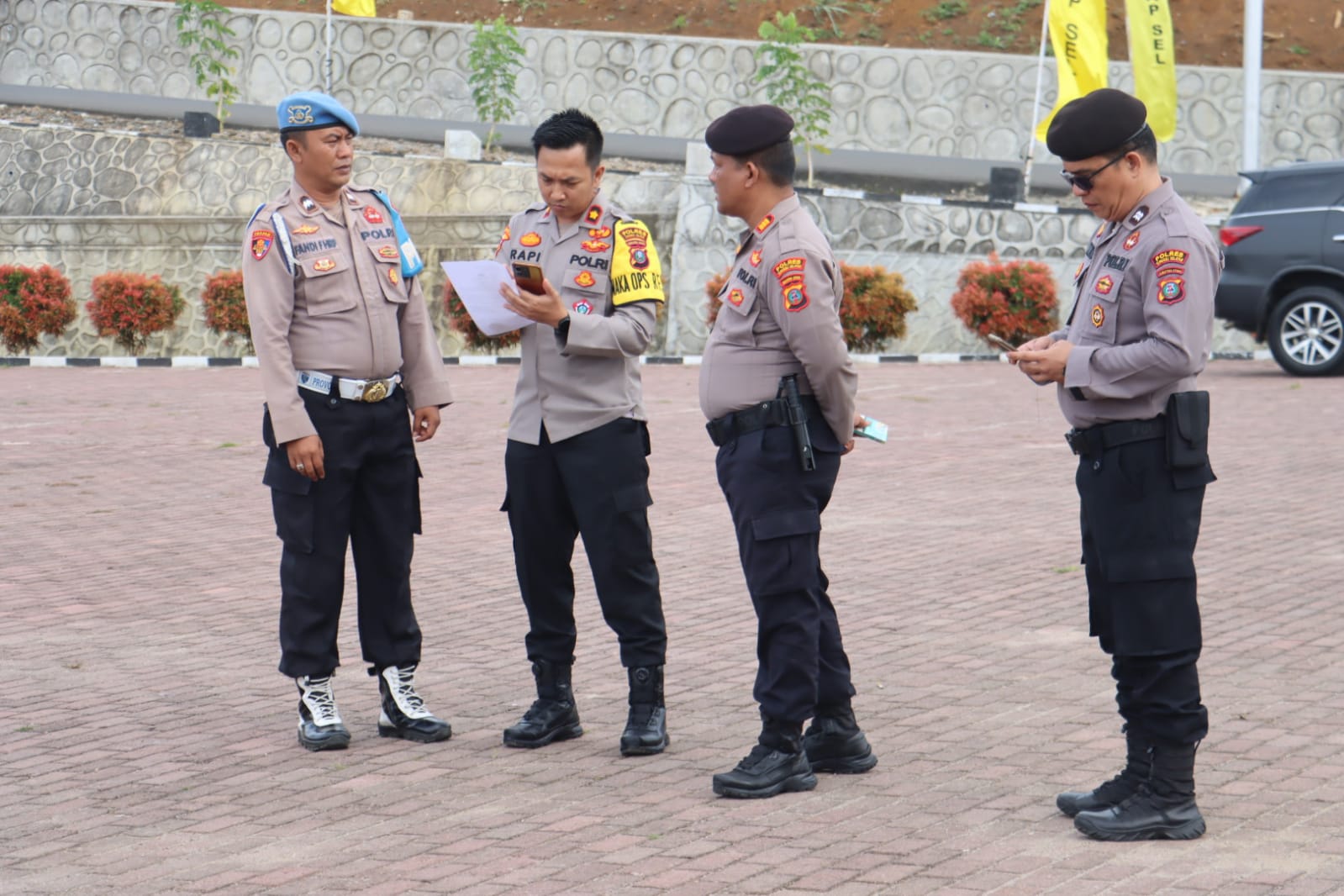 Waka Polres Tapsel, Kompol Rapi Pinakri, didampingi Kasat Samapta, AKP Tona Simanjuntak, mengecek langsung proses latihan Pleton Dalmas Sat Samapta dalam rangka pengamanan jelang Pilkada