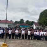 Kapolsek Sipirok, Iptu PM Siboro, foto bersama Kepala SMAN 1 Sipirok, Marsundut Siregar, dan lainnya usai sampaikan sosialisasi ke siswa baru dalam momen MPLS