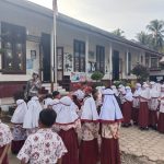 Personel Sat Lantas Polres Tapsel saat memberi edukasi ke siswa SD Negeri 1 Batang Angkola terkait keselamatan berlalulintas dalam rangka Operasi Patuh Toba 2024