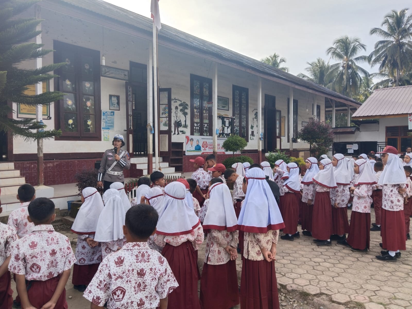 Personel Sat Lantas Polres Tapsel saat memberi edukasi ke siswa SD Negeri 1 Batang Angkola terkait keselamatan berlalulintas dalam rangka Operasi Patuh Toba 2024