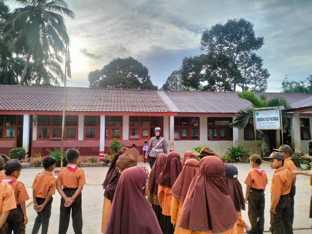 Ke Siswa SD, Polres Tapsel Himbau Agar Tidak Bermain Sepeda di Jalan