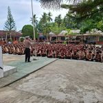 Personel Sat Lantas Polres Tapsel, Ipda Mukhlis Siregar, saat memberi edukasi ke para siswa SMAN 1 Padang Bolak