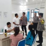 Kapolsek Sipirok, Iptu PM Siboro, didampingi Kanit Reskrim, Ipda Ahmad Juli Nasution, dan personel lainnya, mengecek korban ke RSUD Sipirok usai kecelakaan kerja yang menimpa TKA asal China hingga tewas di proyek pembangunan PLTA Simarboru