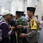 Waka Polres Tapsel, Kompol Rapi Pinakri, menyambut kedatangan rombongan jamaah Haji Kloter 23 di Masjid Agung Syahrun Nur