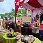 Kapolres Tapsel, AKBP Yasir Ahmadi, diwakili Waka Polres, Kompol Rapi Pinakri, menyanyikan selamat ulang tahun bersama unsur Forkopimda saat Kajari, Siti Holija Harahap, meniup lilin di kue dalam rangka peringatan HBA ke-64