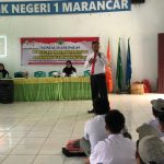 Kasat Resnarkoba Polres Tapsel, AKP Salomo Sagala, saat menyampaikan sosialisasi terkait bahaya narkoba kepada para pelajar di SMK Negeri 1 Marancar