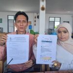 Biduan asal Tapsel, Herlina Saputri Simanjuntak, didampingi Kuasa Hukumnya, Dipo Alam Siregar, menunjukkan tangkapan layar postingan status FB beserta surat somasi